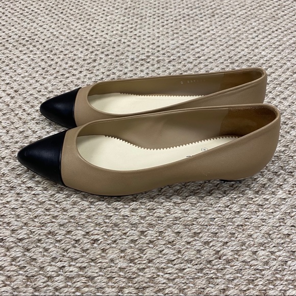 SOLD Chanel tan & black pointed toe flats - Picture 6 of 13